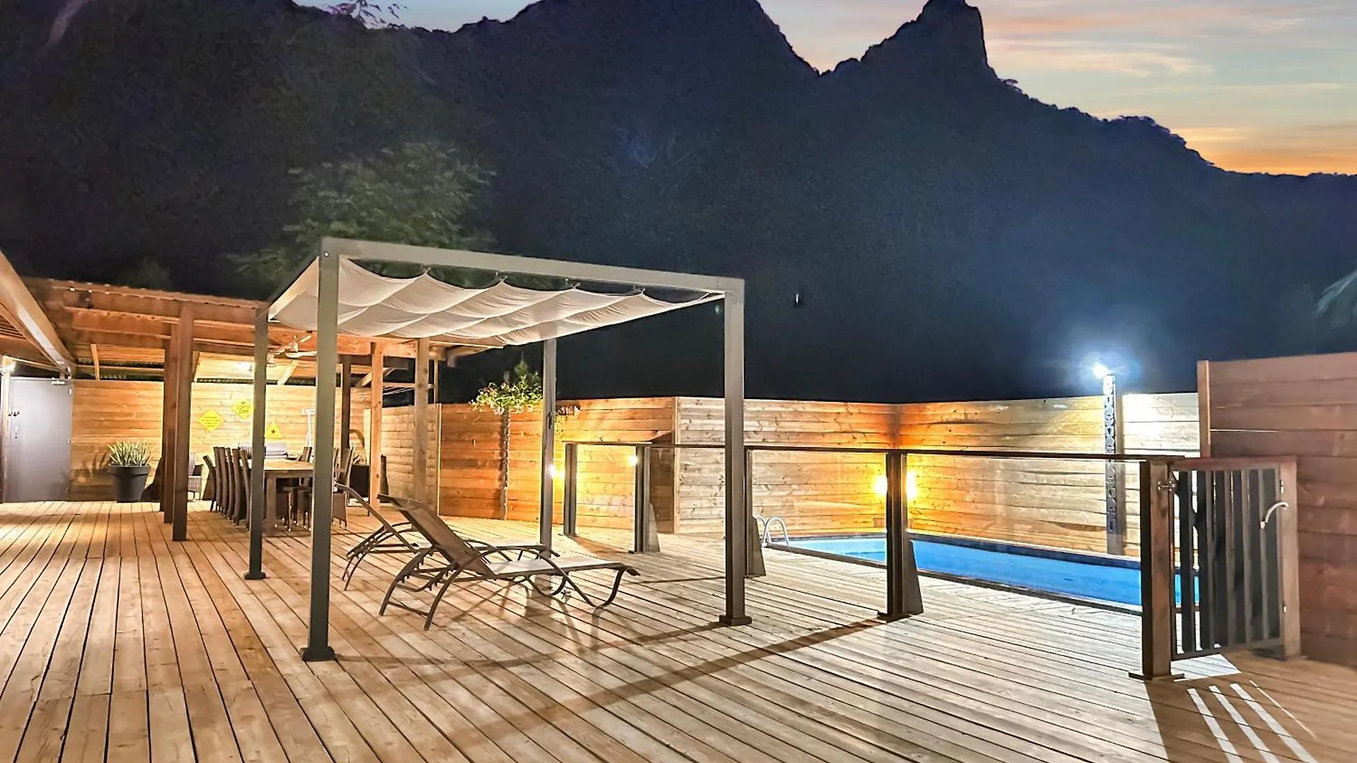 King Bed Air Conditioned Cozy Room 3 Vai'are Villa